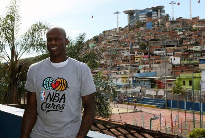 In occasione dell'evento benefico Nba Cares, i Washington Wizards hanno visitato le una favela di  Rio de Janeiro. Qui Al Harrington. 